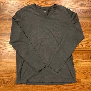 Uniqlo men’s v-neck pullover sweater
